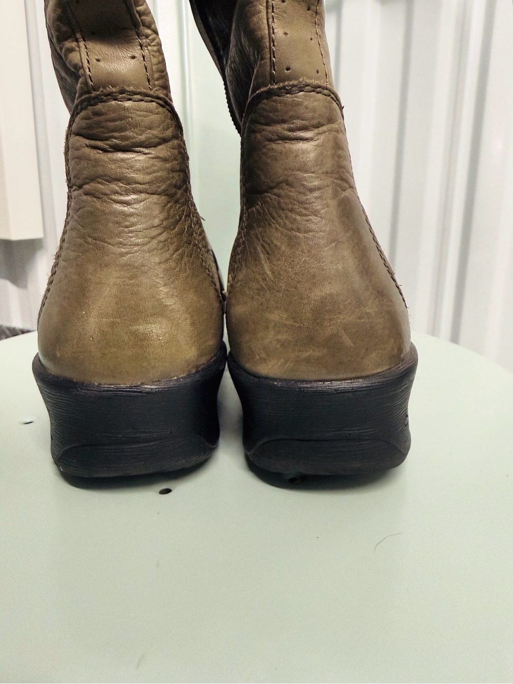 KEEN Tyretread leather boots, size 8 in greige - Picture 6 of 8